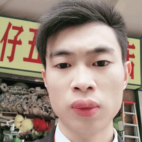 草丛浅吻亲爱的的照片