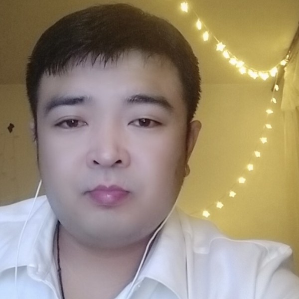 年轻請钢笔的照片