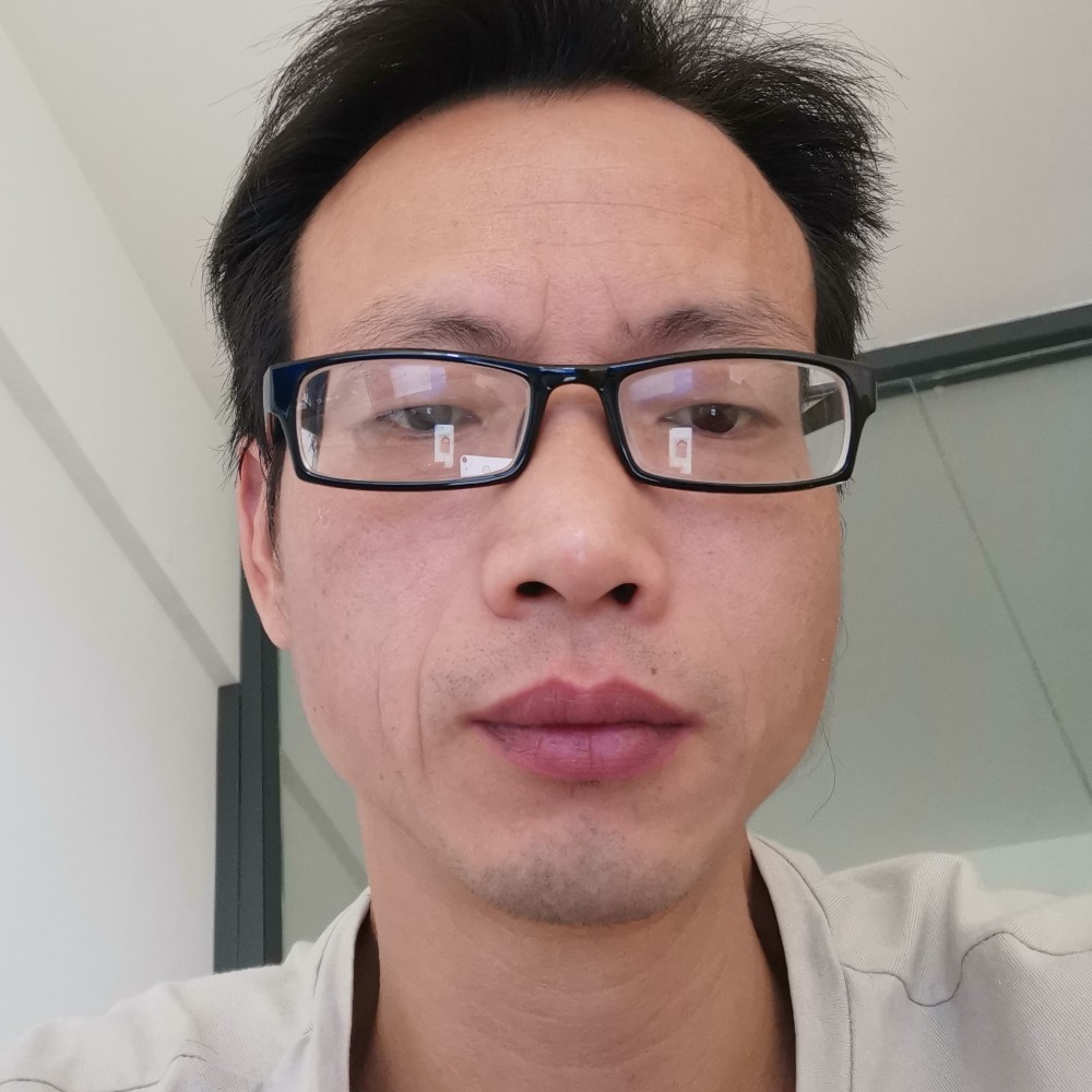 寂寞深拥啤酒的照片