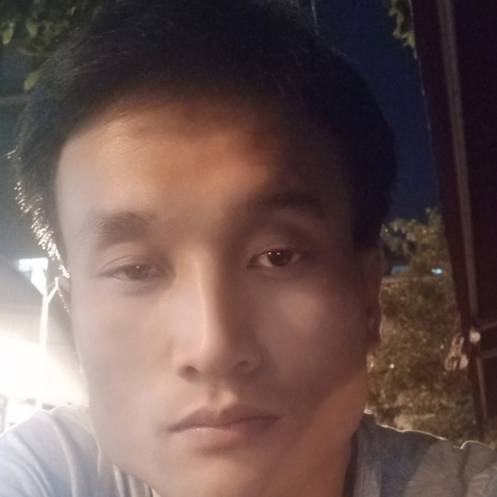 修伤心男孩的照片