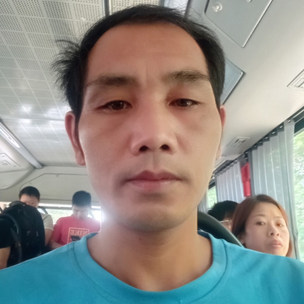善良等待路人的照片