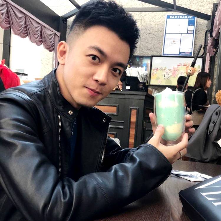 随风飘动的红绳的照片