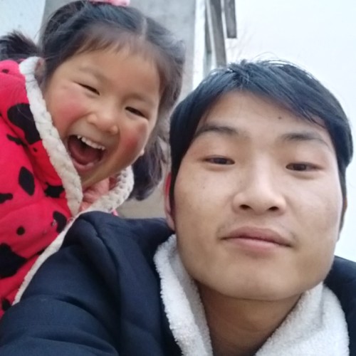 迷路的男孩的照片