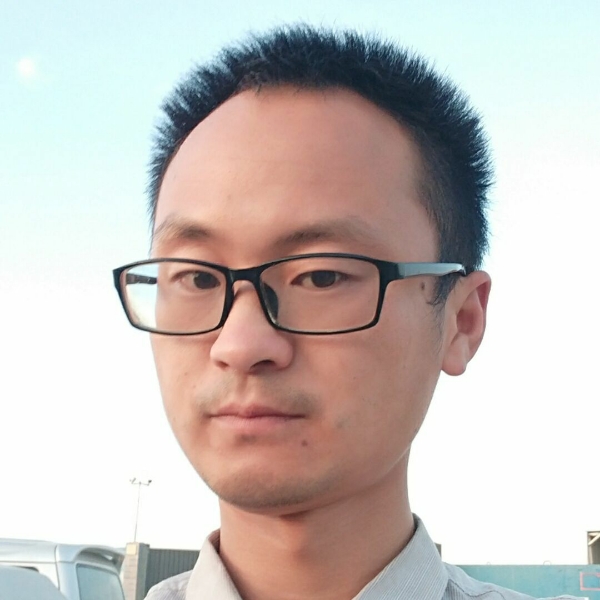 笑着低下头的照片