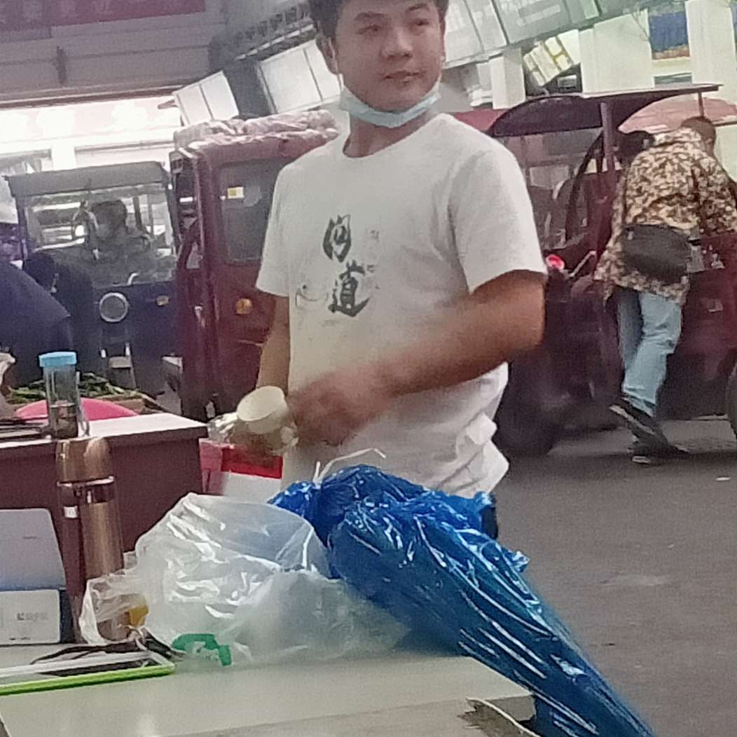 背包蹙眉奋斗的照片