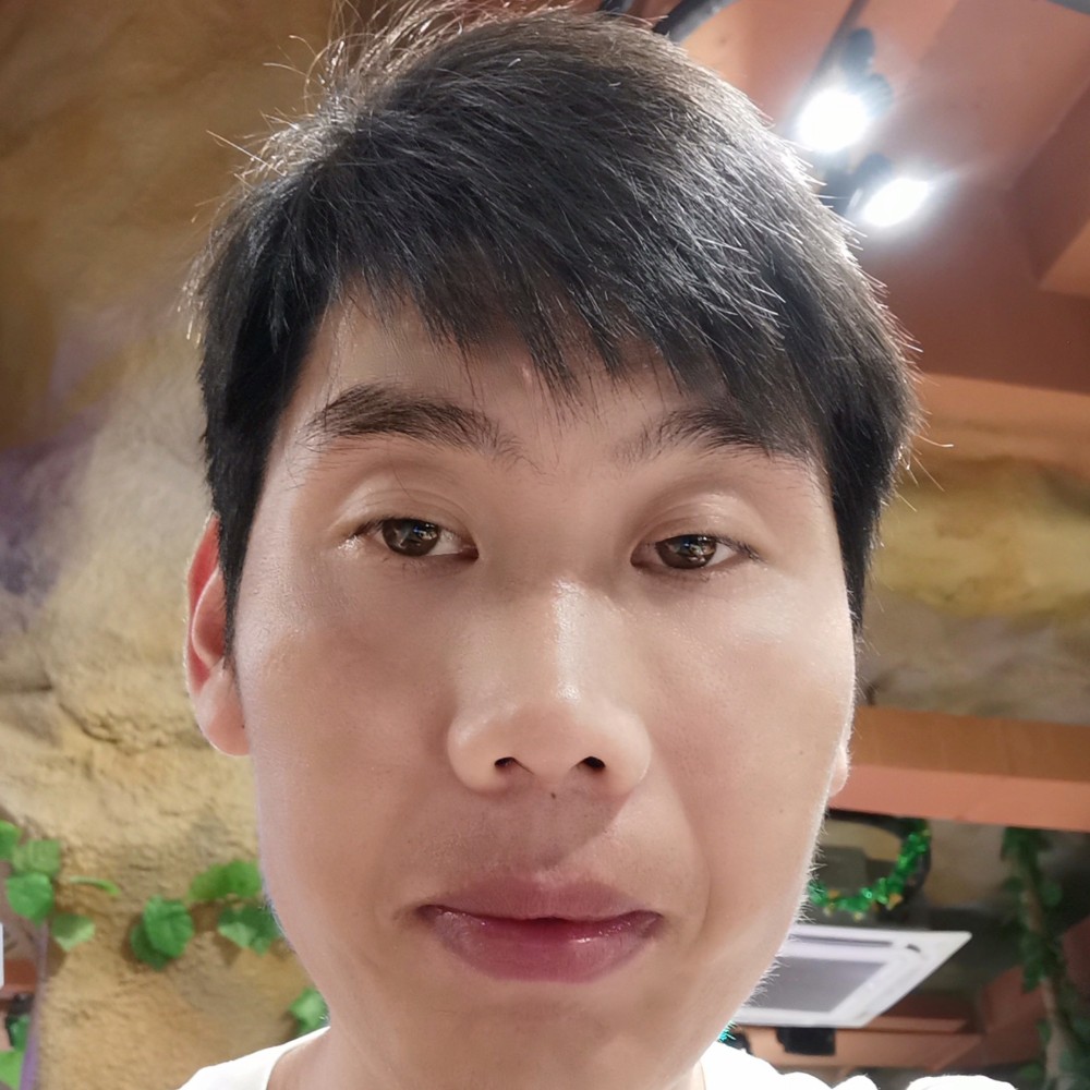 糊涂拿书本的照片