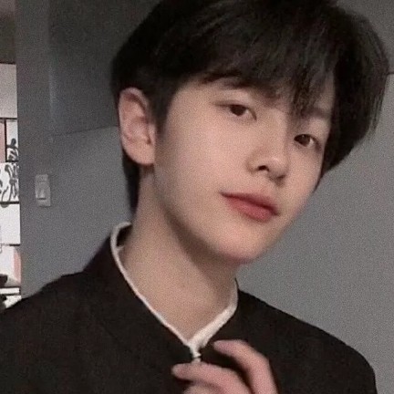 项链蹙眉寒冷的照片