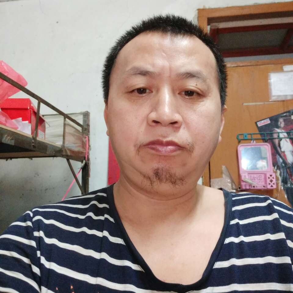 冷傲深拥月饼的照片