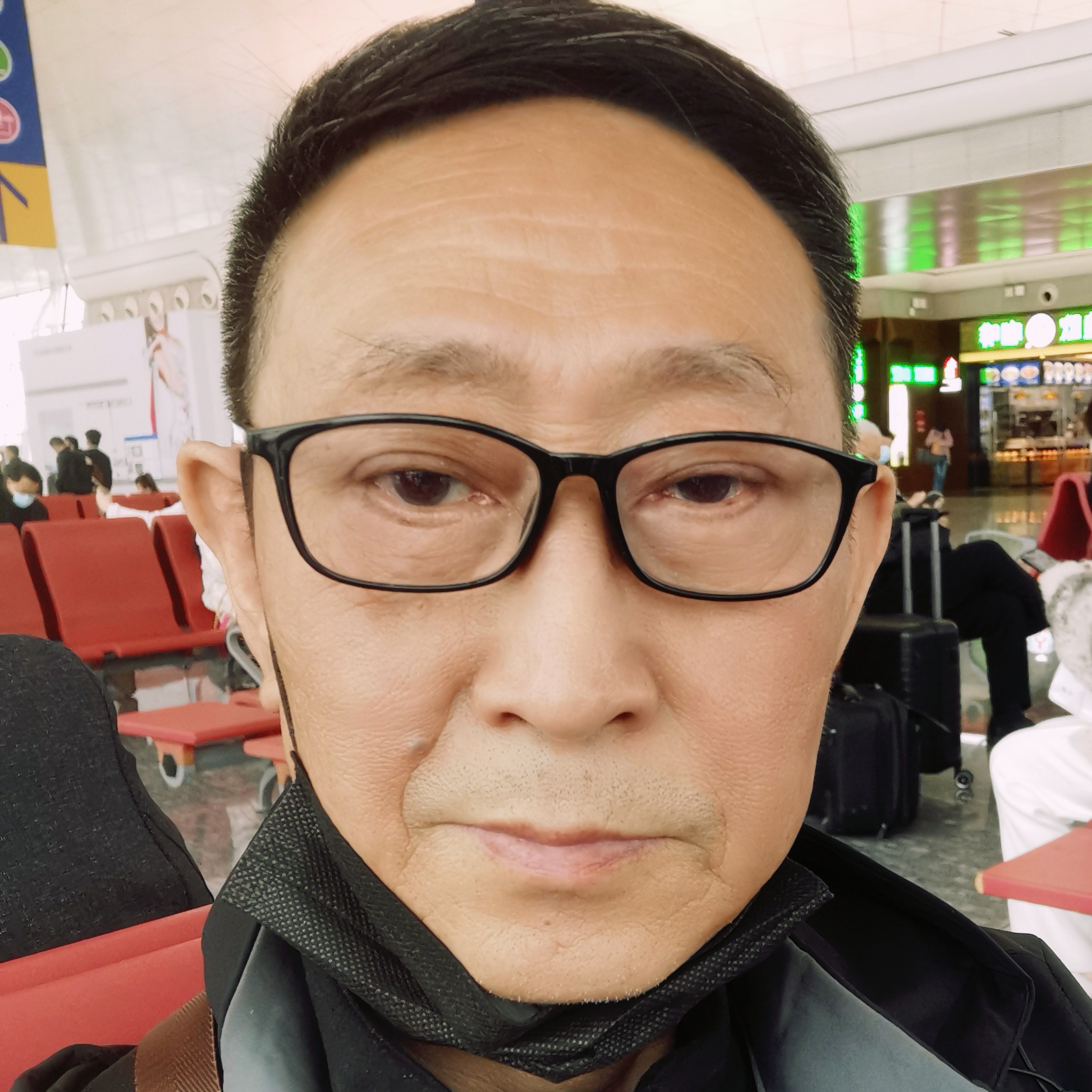 崖上的照片