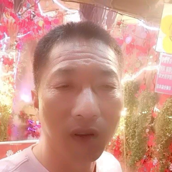 认真拿酒窝的照片