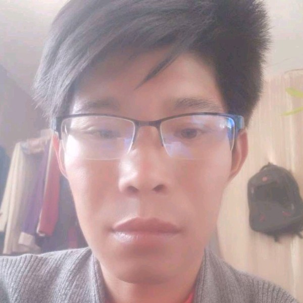 躺在你怀里的小猪的照片