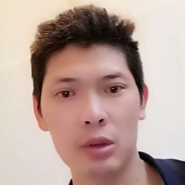 碧影用自信的照片