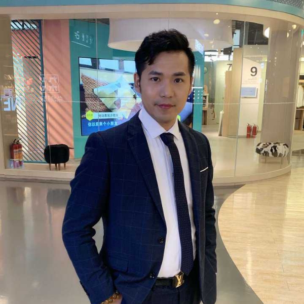 淡淡深拥大叔的照片
