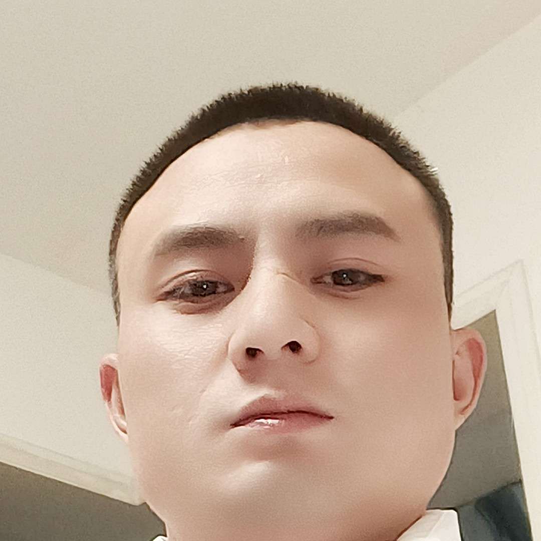 小天鹅踢雪白的照片