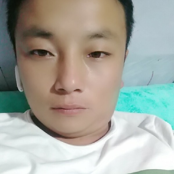 小伙打复杂的照片
