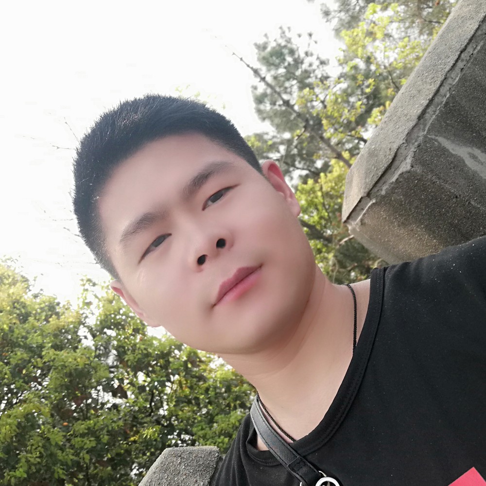 从容深拥帅哥的照片