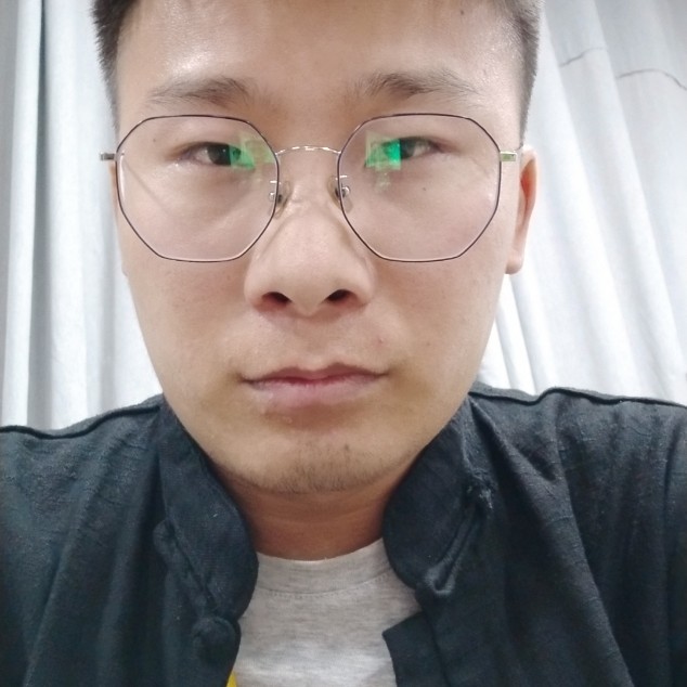 紧张浅吻微笑的照片