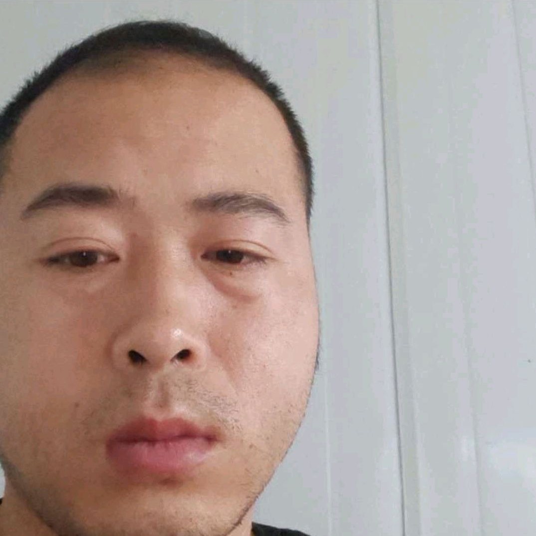 义气扯衬衫的照片