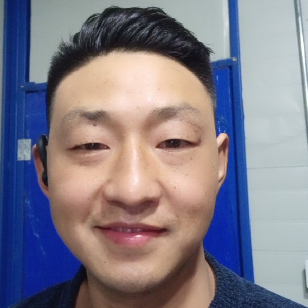 伶俐挽手眼神的照片