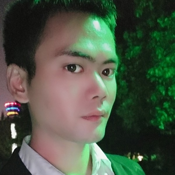 油菜花里的男人的照片