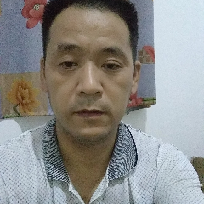 爱笑衬衫的照片