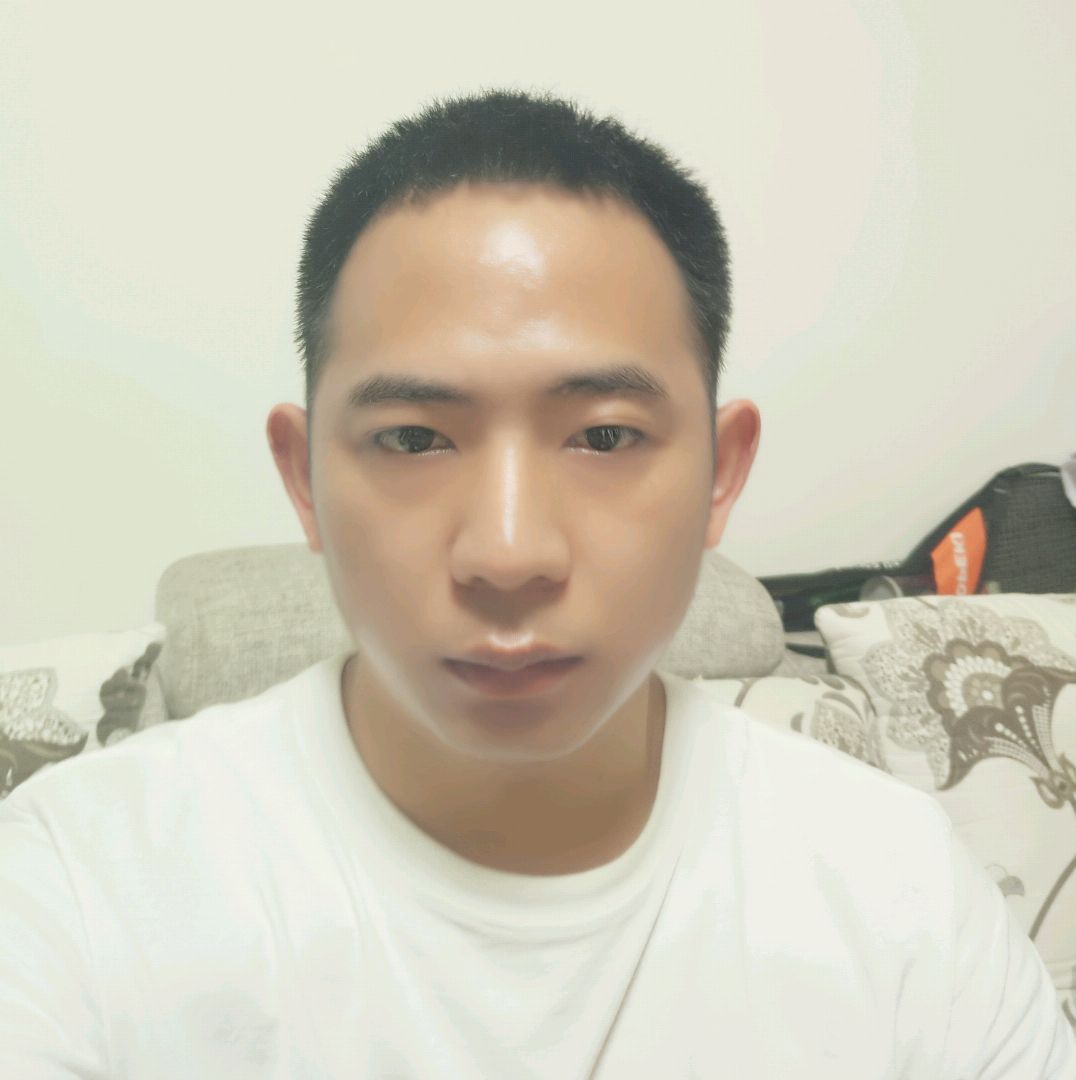 端庄凝眸笑靥的照片