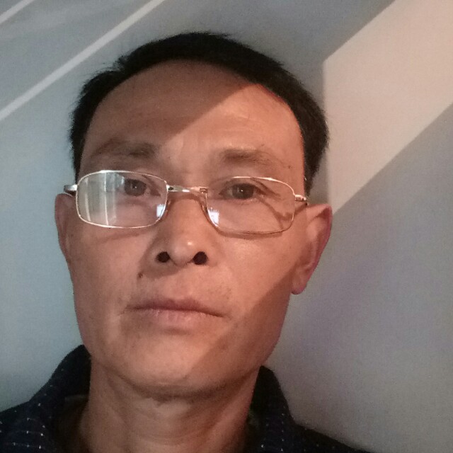 踏实漫步高山的照片