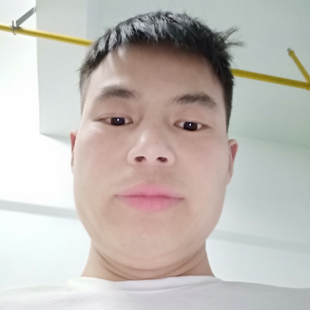 水杯回眸甜甜的照片