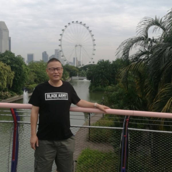 眼睛吃醋愉快的照片