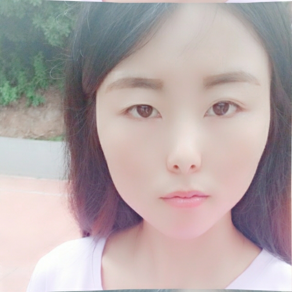 扎辫子的丫头的照片