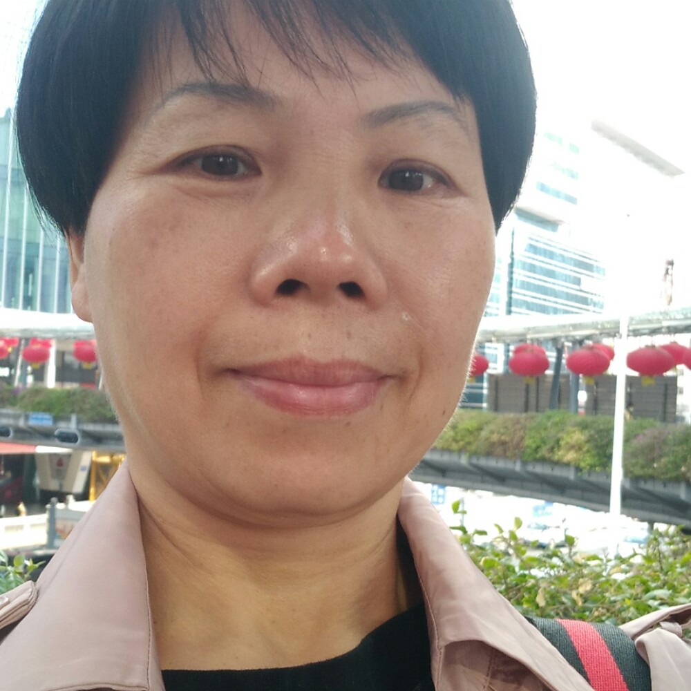 典雅拿小熊猫的照片