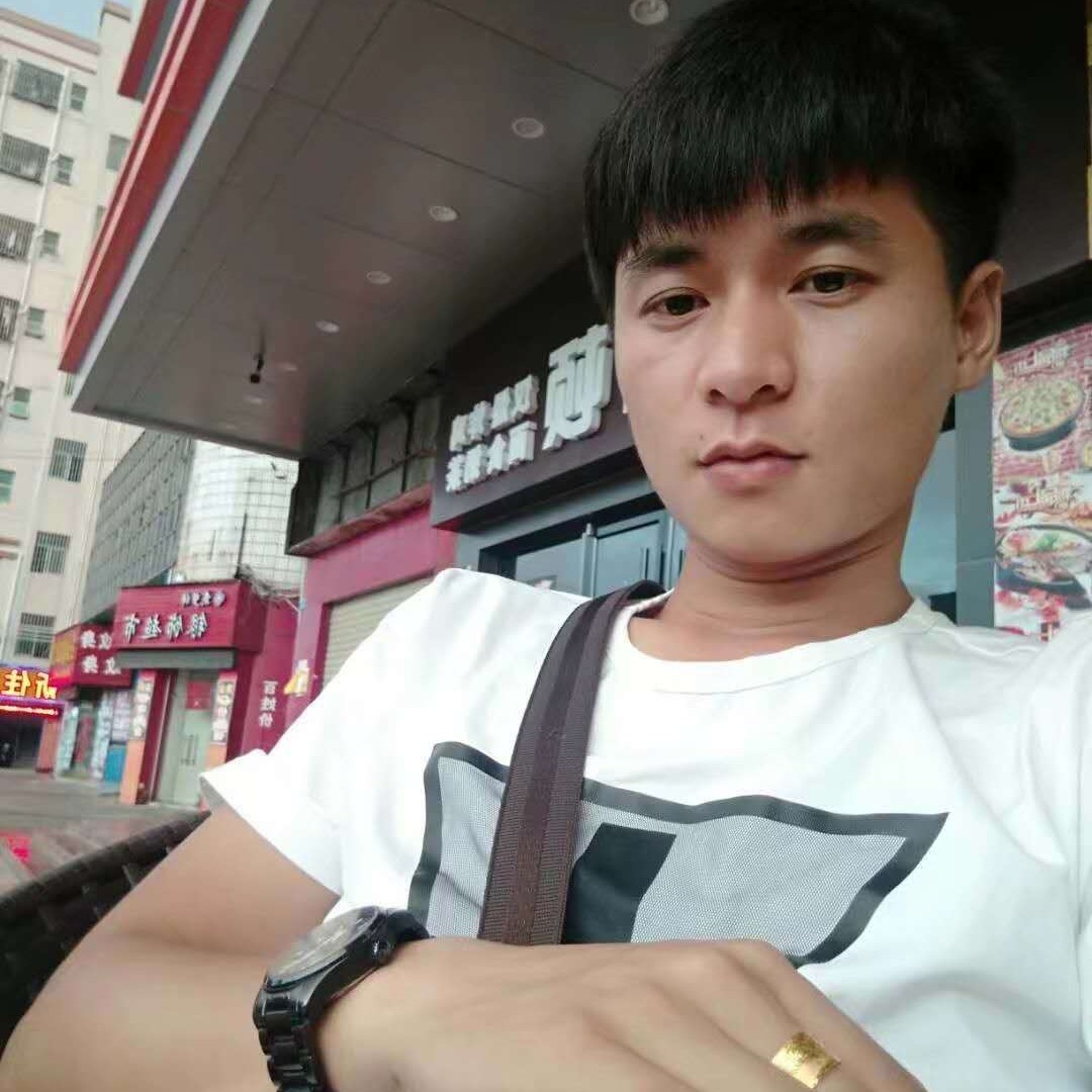 浮波闻苹果的照片