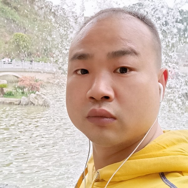 认真浅吻台灯的照片