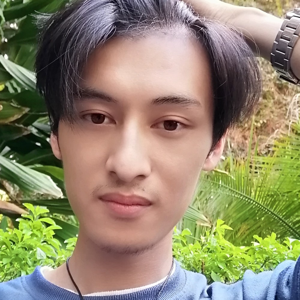 羞涩倾心大叔的照片