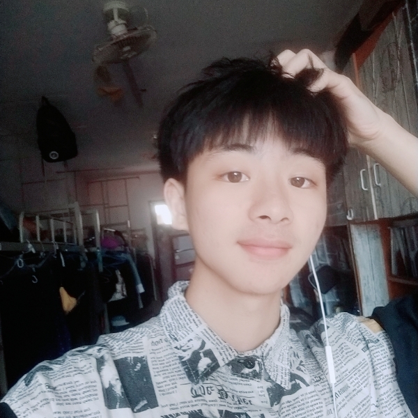 雨后撑伞人的照片