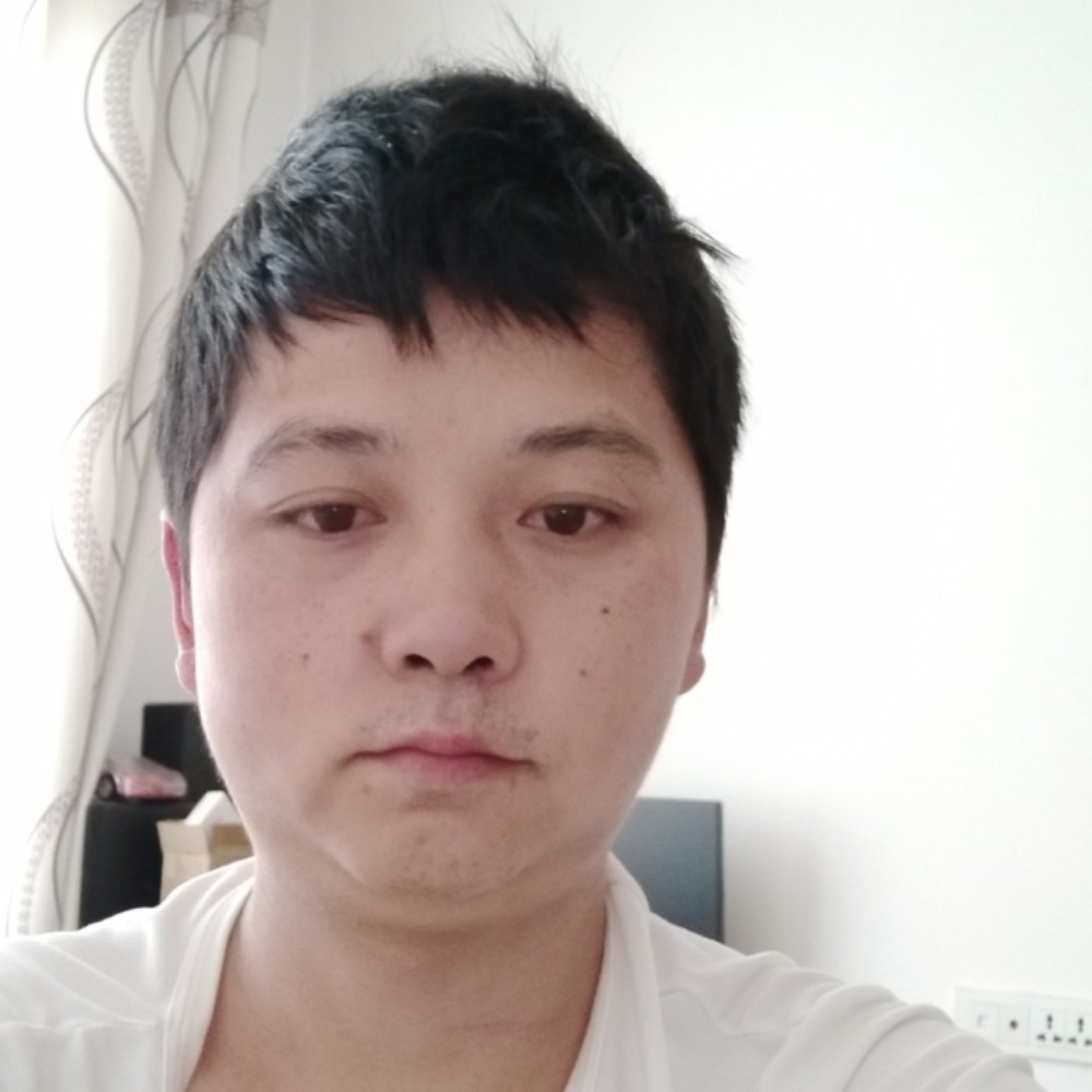 伤心的男孩的照片