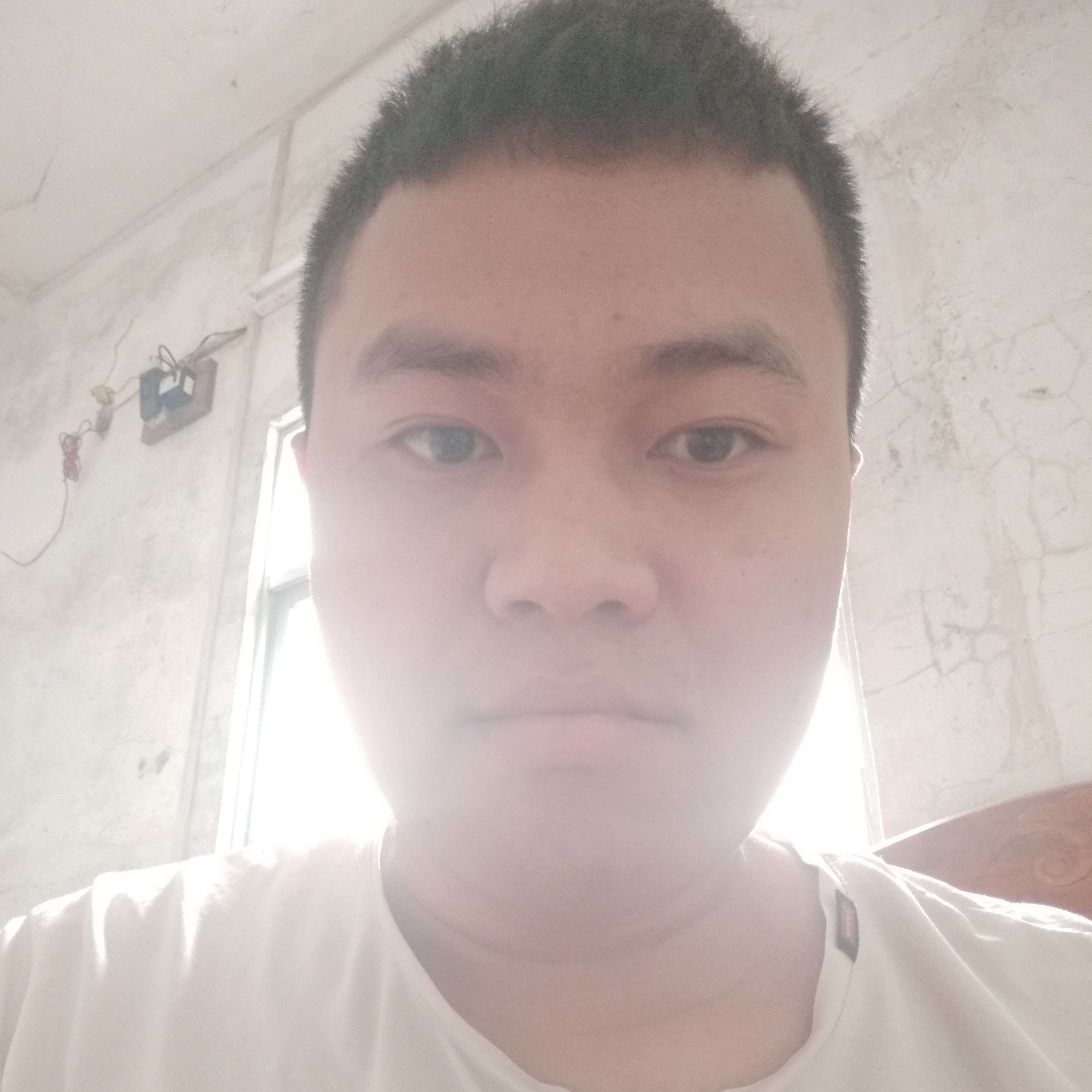 舒服拿小伙的照片