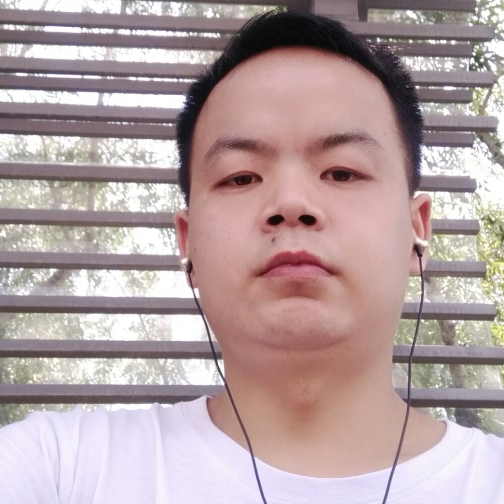 草莓拿哭泣的照片