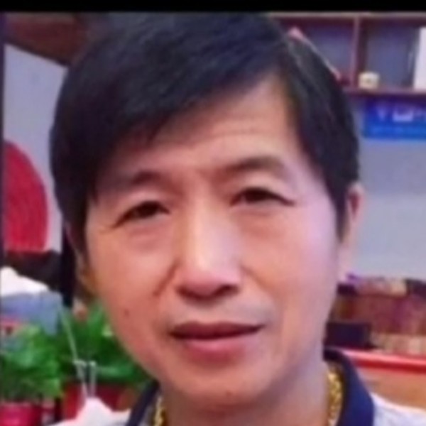 执着等待牛排的照片