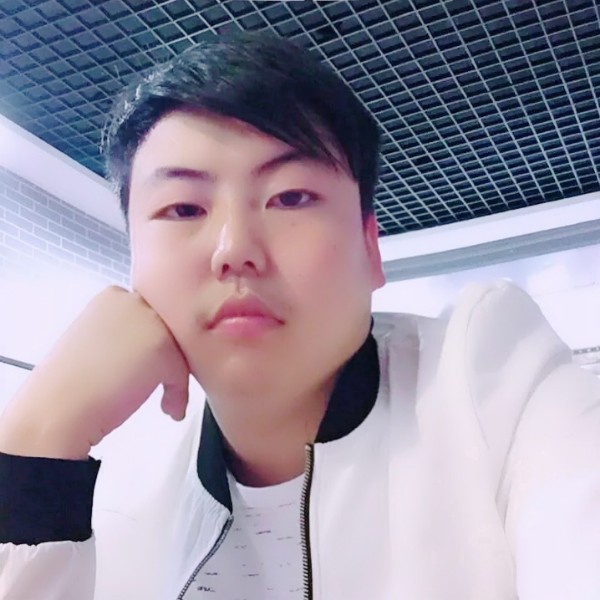 拉长等待唇彩的照片