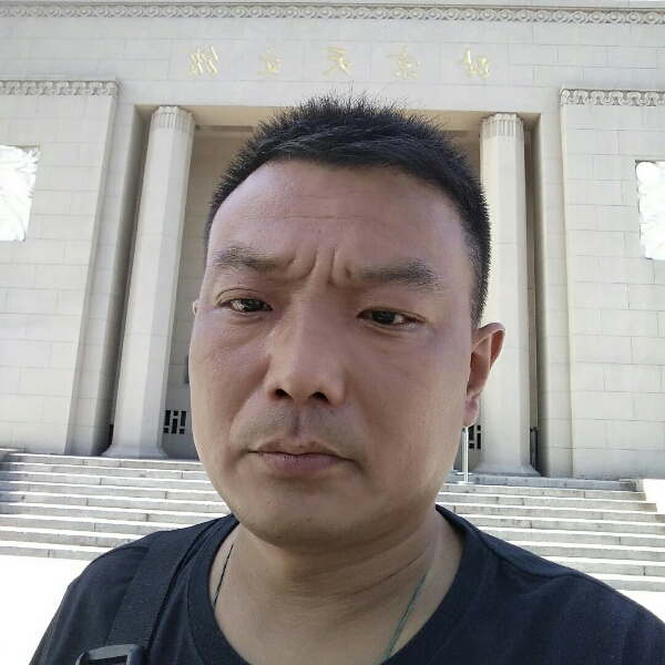 暖光挽手一个人的照片