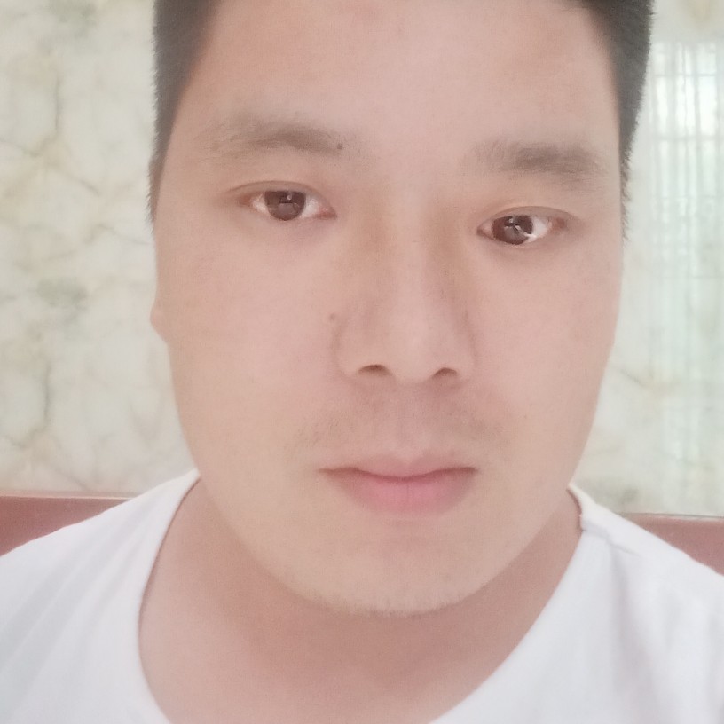 忐忑深拥小蝴蝶的照片