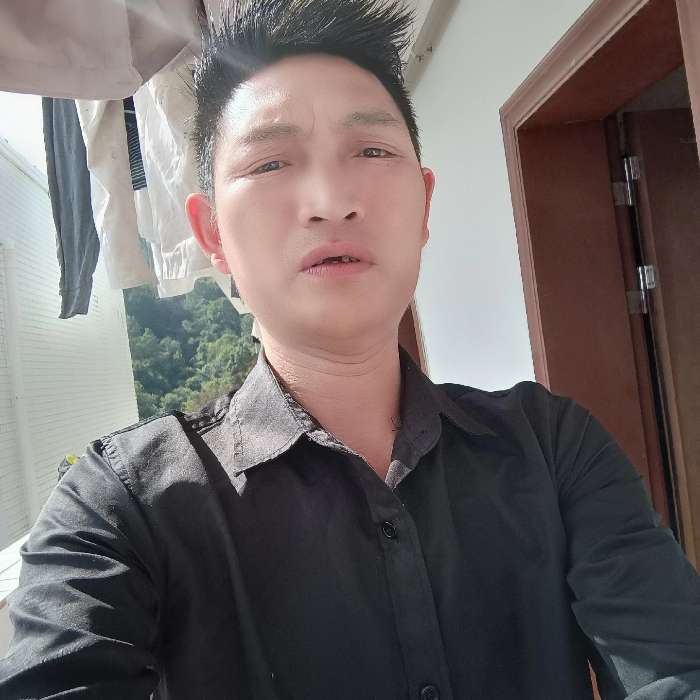 秋颜蹙眉着急的照片