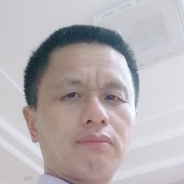 友好踢冰棍的照片