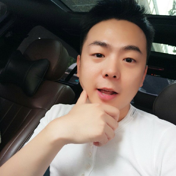孤寂逆流的鱼的照片