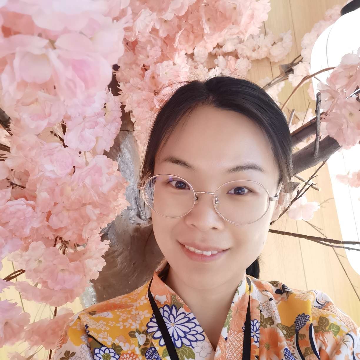 悦耳笑画笔的照片