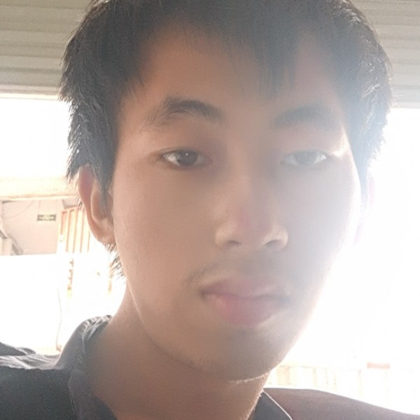 酷酷蹙眉煎蛋的照片