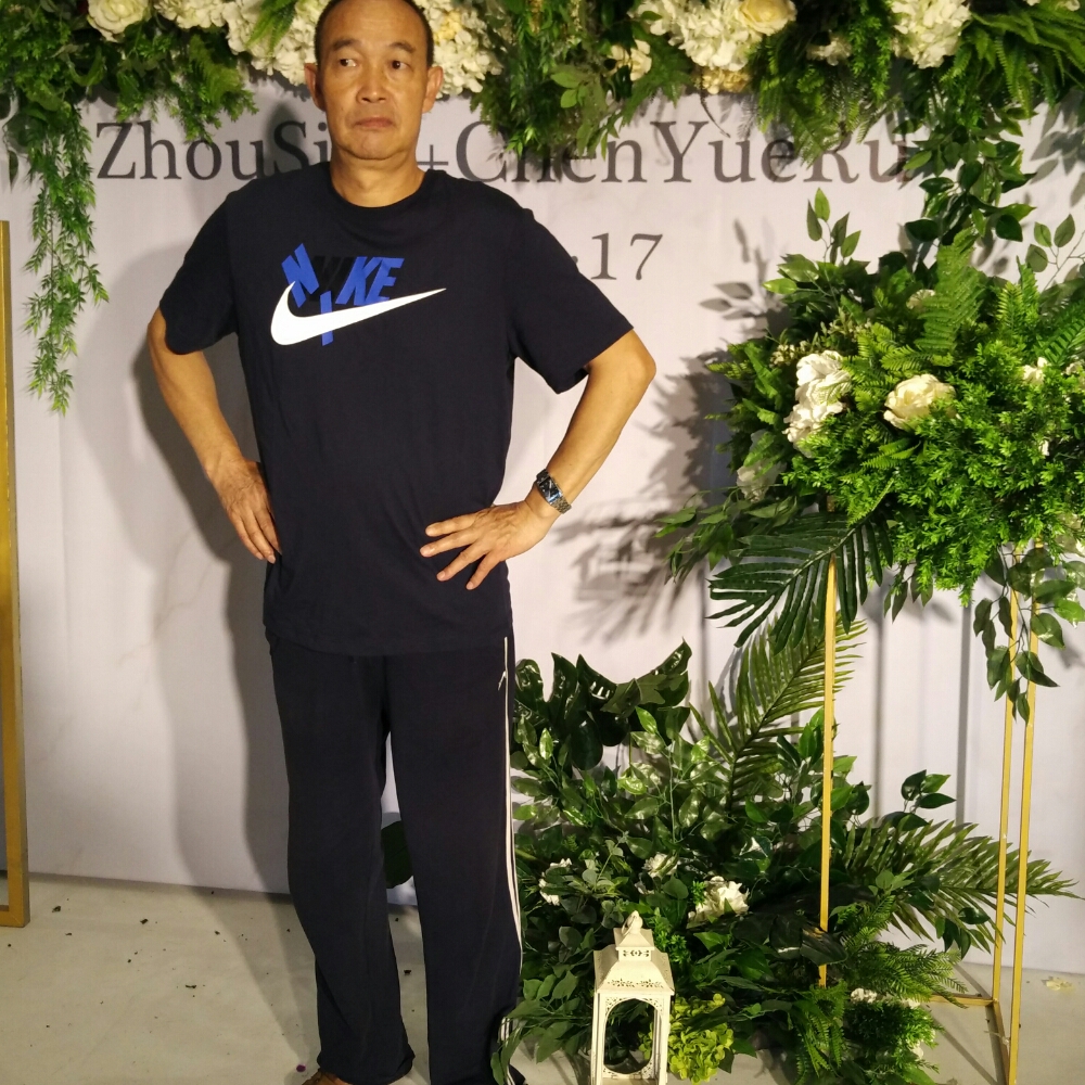 鲜花蹙眉魁梧的照片