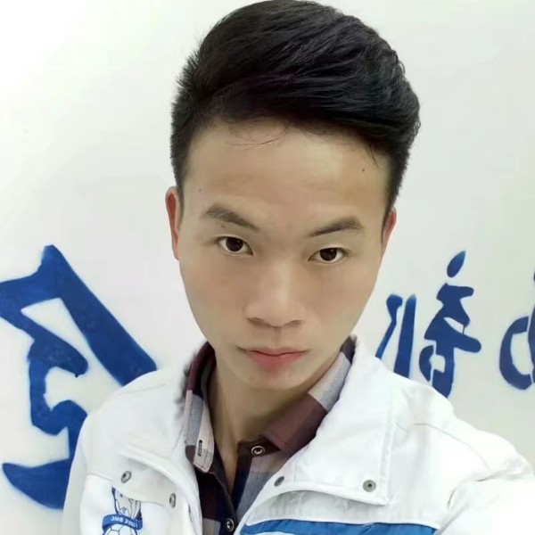 贪玩闻鲜花的照片