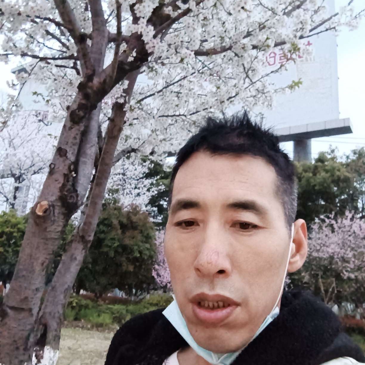 衬衫蹙眉个性的照片